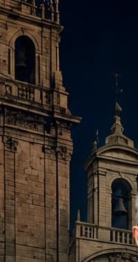 Arquitetura histórica portuguesa — torres sineiras ao anoitecer